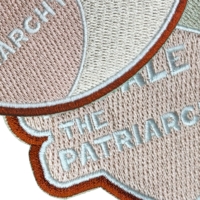 Detailaufnahme einer gestickten Patchumrandung mit hochwertiger Stickerei und sauberem Rand