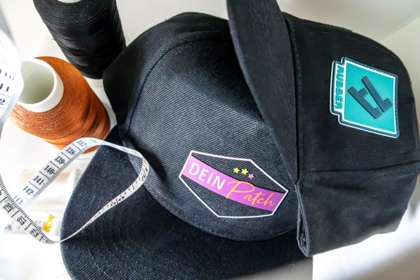 Zwei individuell aufgenähte Gummipatches auf schwarzer Cap – 1a-rubber.de