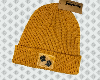 Senfgelbe Beanie mit transparentem Label-Patch und schwarzem Pfoten-Print.