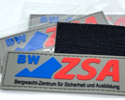 Mehrere BW ZSA Patches mit Klettfläche und Logo in Blau-Rot.