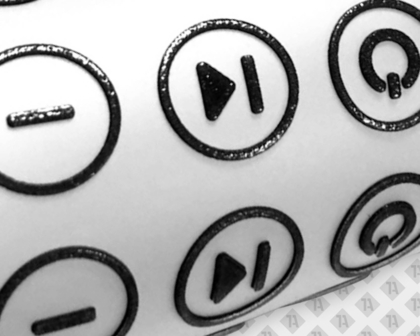 Schwarze 3D PVC-Symbole auf weißer Oberfläche – technische Icons von 1a-rubber.de