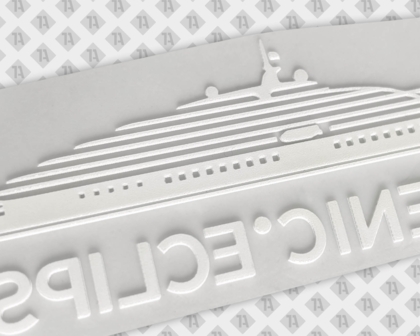 Weiße 3D PVC-Applikation mit Kreuzfahrtschiff und Schriftzug – 1a-rubber.de
