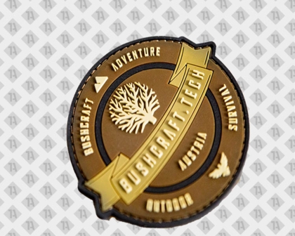 Runder PVC-Magnet mit Bushcraft-Tech Design in Braun-Gold – detailreich & hochwertig