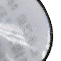Rückseite eines Aufnähers mit Verstärkung durch eine Plastikschicht für zusätzliche Stabilität.