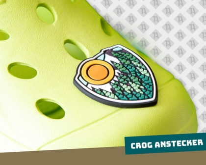 Grüner Croc mit individuellem PVC-Anstecker im Wappenstil – stylisches Statement