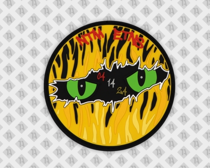 Runder PVC-Patch mit Tigeraugen und Flammendesign – NHM ETNS – 1a-rubber.de