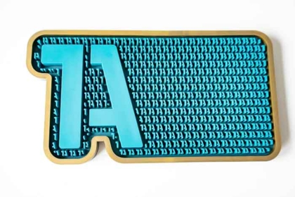 Detailansicht einer personalisierte Barmatte mit 1A-Logo in Blau und Gold – edle Barausstattung von 1A