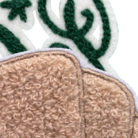 Chenille-Aufnäher mit gesticktem Nährand – Weiche, strukturierte Oberfläche für einzigartige Designs.