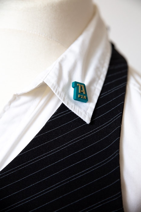 1A Rubber Pin auf weißem Hemdkragen – Individueller Soft-PVC Anstecker für Corporate Identity und Werbezwecke