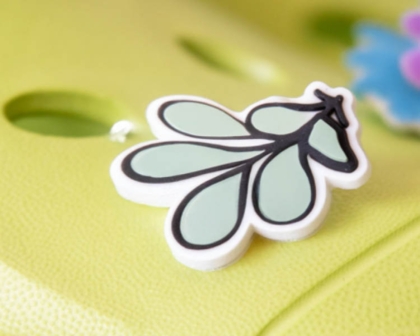 Grüner Croc mit floralem PVC-Schuhclip in Tropfenform – stylisches Accessoire für Crocs