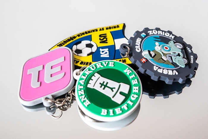 PVC-Schlüsselanhänger mit Logos selbst gestalten – rund oder in Individueller Freiform mit Effekten.