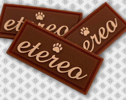 Braune etereo-Patches mit Pfotenmotiv und Schriftzug
