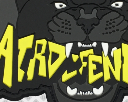 Detailaufnahme PVC-Patch ATRD DEFENDER mit Panther und 3D-Schrift – 1a-rubber.de
