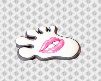 Zwei pinke PVC-Croc-Anstecker: Herz mit "LOVE"-Schriftzug und Wolke – verspielt & süß