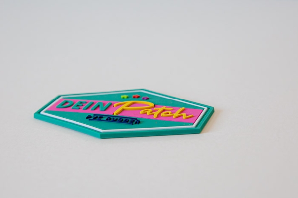 Einzelner PVC Rubber Patch „DEIN Patch“ auf hellem Hintergrund.