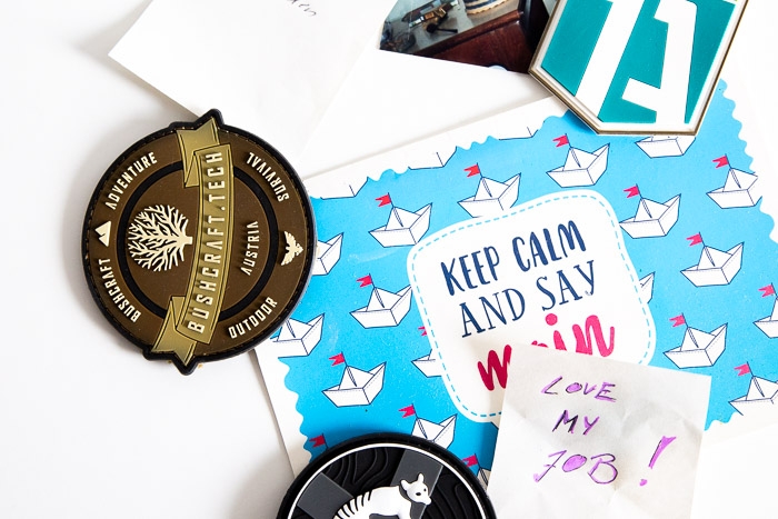 Mehrere Gummi-Magnete halten verschiedene Notizen und Karten fest, darunter ein Bushcraft-Tech-Magnet, ein Tasmanian Tiger-Magnet und ein grüner Magnet mit der Zahl 71. Die Notizen enthalten inspirierende Botschaften wie 'Keep calm and say win' und 'Love