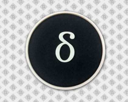 Rundes Emblem mit weißem griechischen Delta-Symbol auf schwarzem Hintergrund, gummiert