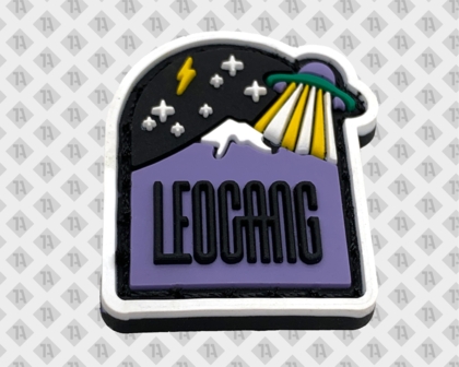 PVC-Patch mit LEOGANG Schriftzug, UFO-Motiv und Berglandschaft – 1a-rubber.de