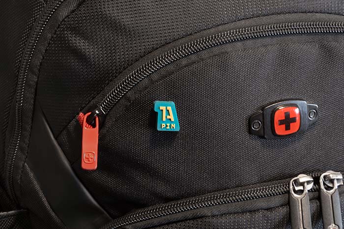 Auch lassen sich die Pins für z. B. Rucksäcke oder Caps verwenden - hier ist unser Rubber Pin an einem Rucksack angebracht.